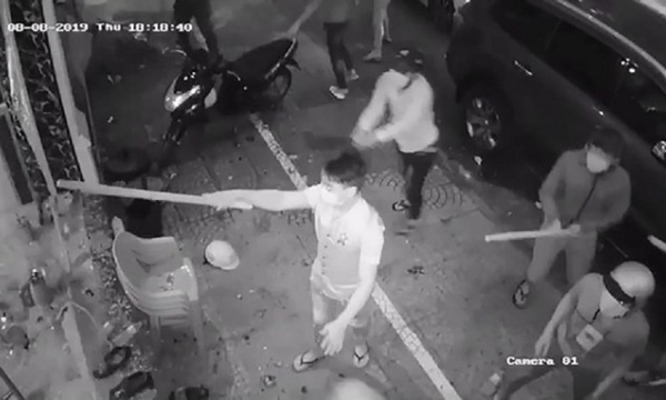 Nhóm người cầm dao tự chế đập phá đồ đạc ở Bình Tân