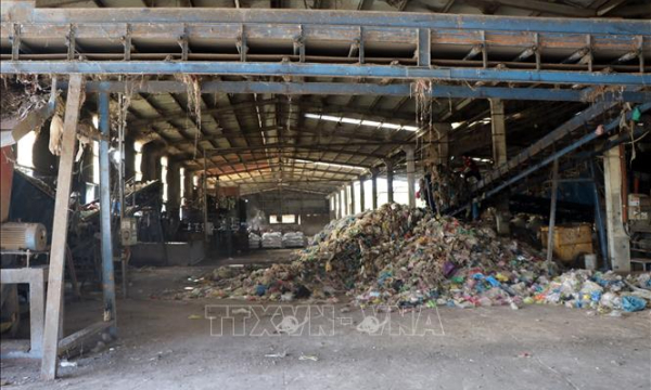 Nhà máy nghìn tỷ nhưng xử lý rác thải thủ công