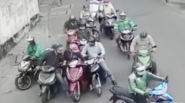 Chục người vây xe, dàn cảnh móc túi táo tợn trên đường Sài Gòn