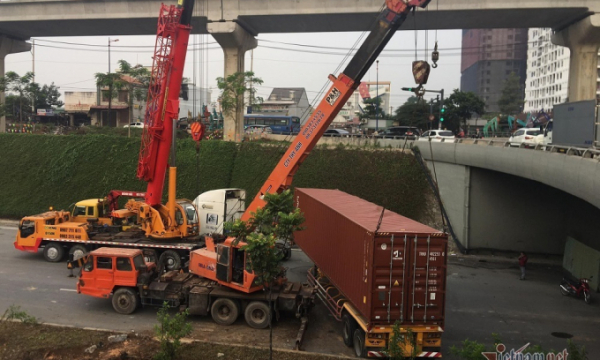 Lật xe container chắn ngang hầm chui cửa ngõ Sài Gòn, giao thông tê liệt