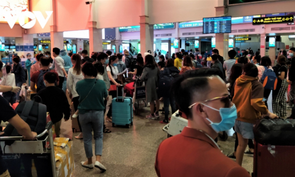 Sân bay ga tàu tại TPHCM tấp nập người 'vượt dịch' về quê đón Tết