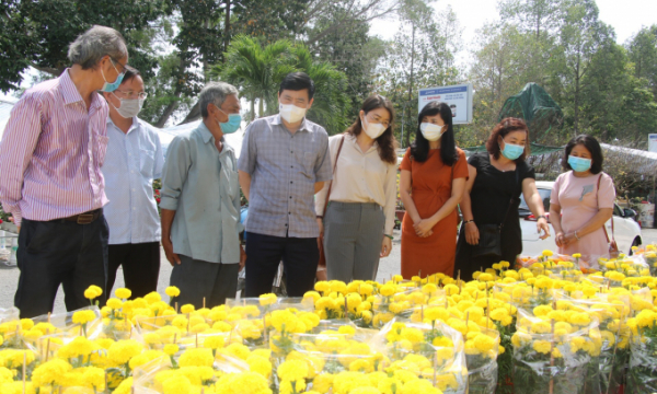 Chủ tịch UBND tỉnh Đồng Tháp kêu gọi người dân mua thêm hoa cho ngày xuân