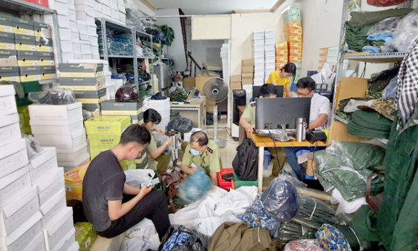 TPHCM: Quân phục cảnh sát biển, hải quân ngổn ngang trong tiệm 'giày sỹ quan'