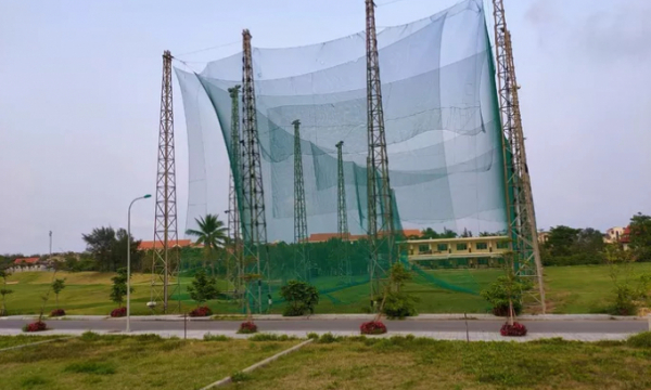 Bóng golf 'oanh tạc' làm bể mái tôn, cửa kính và uy hiếp người dân ở Quảng Bình
