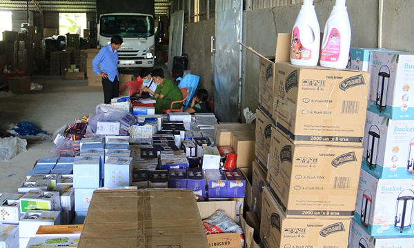 Nhiều hàng hóa không giấy tờ trong kho của doanh nghiệp ở An Giang