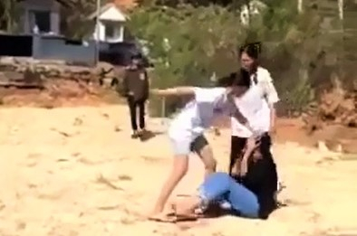 Phẫn nộ clip nhóm học sinh nữ cấp 2 ở Lâm Đồng kéo ra nghĩa trang đánh dằn mặt nhau