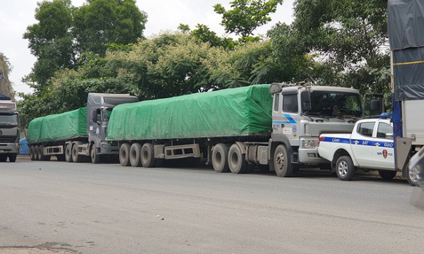CSGT dừng các ô tô trước hầm chui bắt 2 xe tải chạy đánh võng