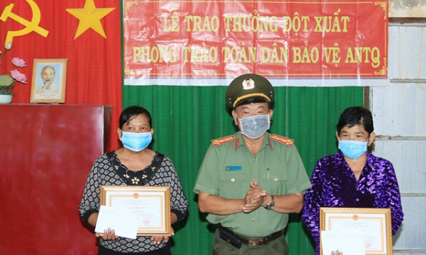 An Giang: Giám đốc Công an tỉnh tặng giấy khen cho hai phụ nữ Khmer bắt cướp