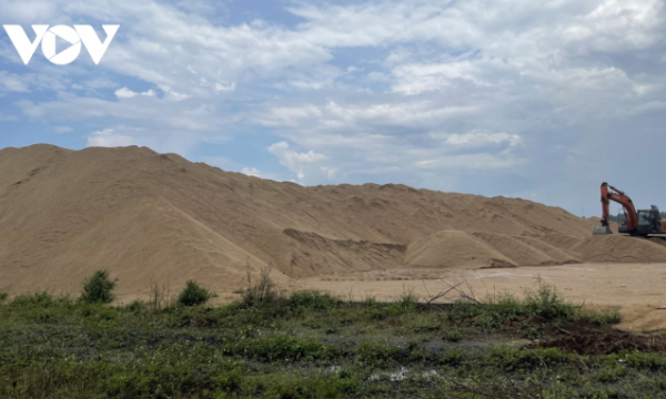 Bãi cát trái phép hàng nghìn mét khối gây nhức nhối buôn làng Đắk Lắk