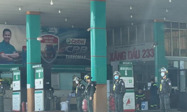 Hàng chục cảnh sát cơ động bảo vệ buổi khám xét trạm xăng 233 ở Đồng Nai