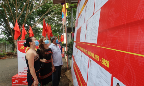 Đồng bào dân tộc ở Đắk Lắk tạm dừng việc nương rẫy để đi bỏ phiếu sớm
