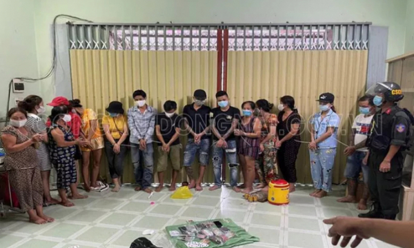 Nhiều phụ nữ say sưa sát phạt trong căn nhà khóa 2 lớp cửa sắt