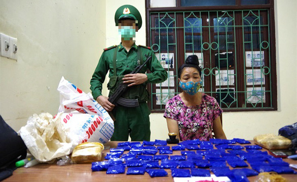 Bắt một phụ nữ giấu 12.000 viên ma túy tổng hợp trong bao gạo