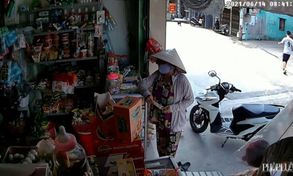1 phụ nữ vờ mua hàng để trộm card điện thoại ở Bình Tân