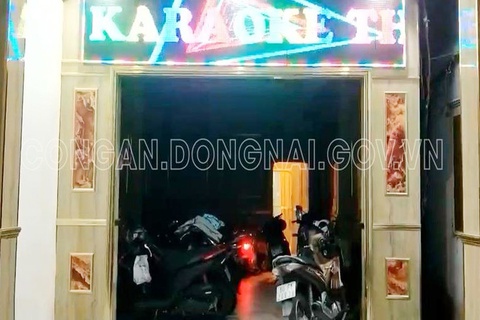 Nhân viên quán karaoke ở Đồng Nai thoát y phục vụ khách