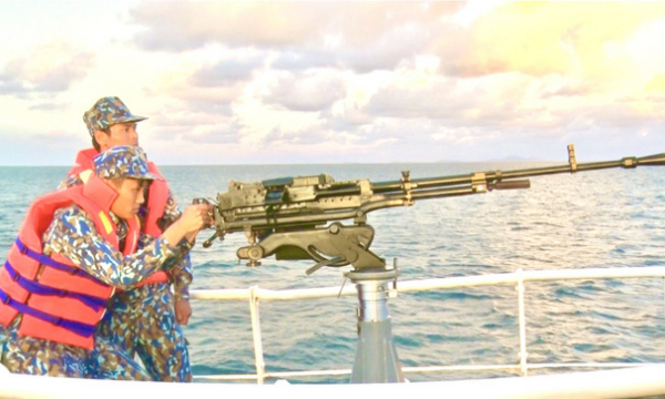 Cảnh sát biển tổ chức huấn luyện và bắn súng pháo trên biển