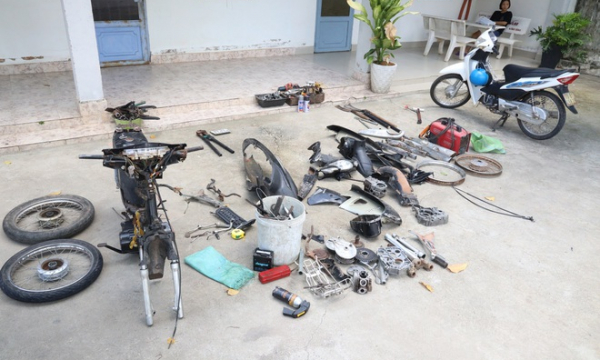 Tây Ninh: Bắt 4 đối tượng chuyên 'thủ' rựa dài cả mét đi trộm xe máy