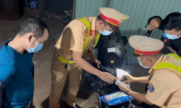 CSGT bắt giữ tên côn đồ tàng trữ 2 súng tự chế ở Đắk Lắk