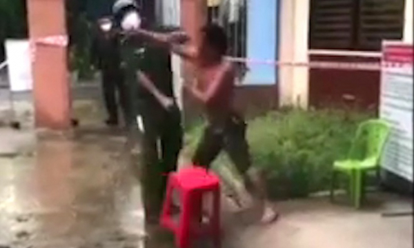 Bình Dương: Đấm thẳng mặt Phó Trưởng công an phường vì bị nhắc đeo khẩu trang