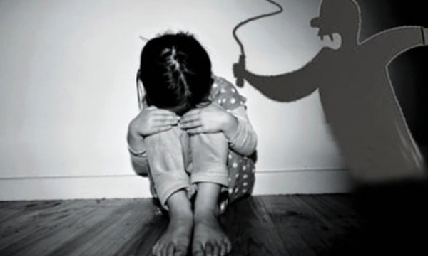 Bình Dương: Bé gái bị vợ chồng cô ruột bạo hành vì ra ngoài chơi với bạn