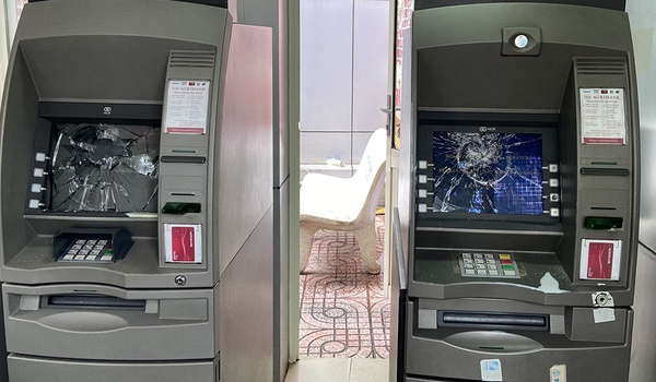 An Giang: Trụ ATM không chịu nhận thẻ, nam thanh niên cầm đá đập vỡ màn hình