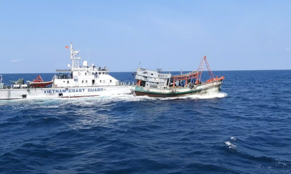Kiên Giang: Cảnh sát biển truy đuổi bắt giữ tàu cá che mờ biển sồ đi đánh bắt hải sản về