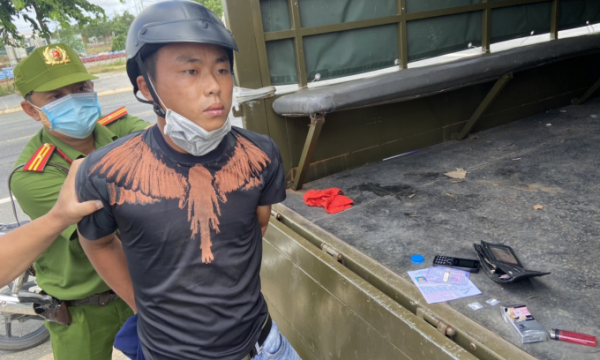 Thiếu úy công an bắt quả tang nghi can định vứt bỏ ma túy đá