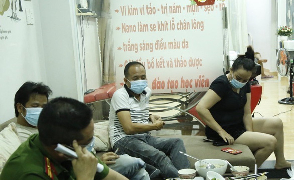 Mặc đồ công an ngồi ăn nhậu giữa dịch, hóa ra 'thiếu tá dỏm'