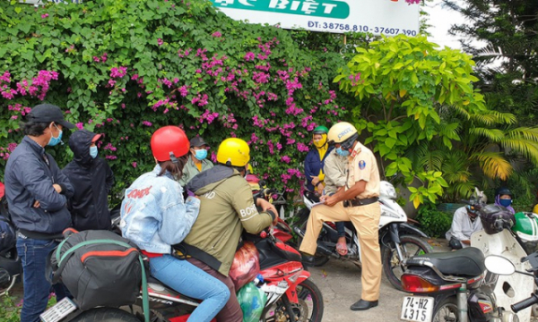 Nhiều người lái xe máy “thông chốt” về miền Tây bị xử phạt nặng