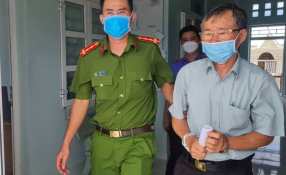 Bắt một trưởng văn phòng công chứng ở Bình Thuận
