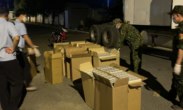 Tây Ninh: Bắt vụ vận chuyển 10.000 gói thuốc lá lậu trong xe container dán niêm phong