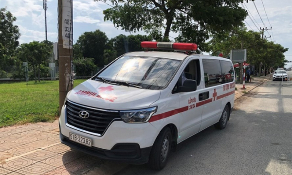 Dùng xe cấp cứu chở người nghi dương tính SARS-CoV-2 thông chốt kiểm soát