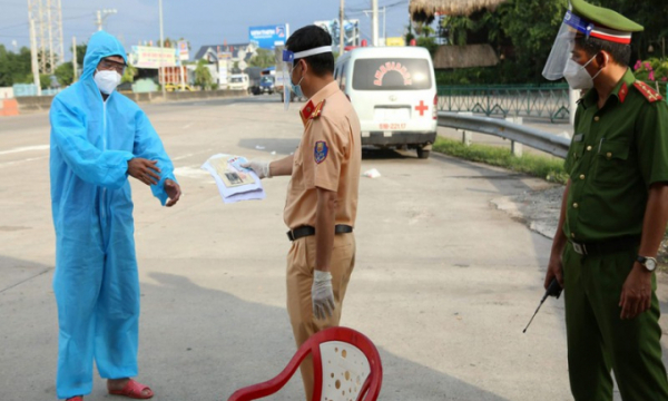 CSGT Tiền Giang buộc quay đầu nhiều xe chở quan tài từ TP.HCM về miền Tây