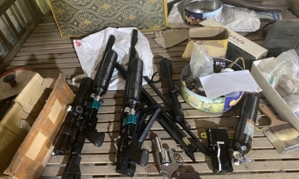 Khám xét ngôi nhà chứa nhiều súng và dụng cụ để chế tạo súng trái phép