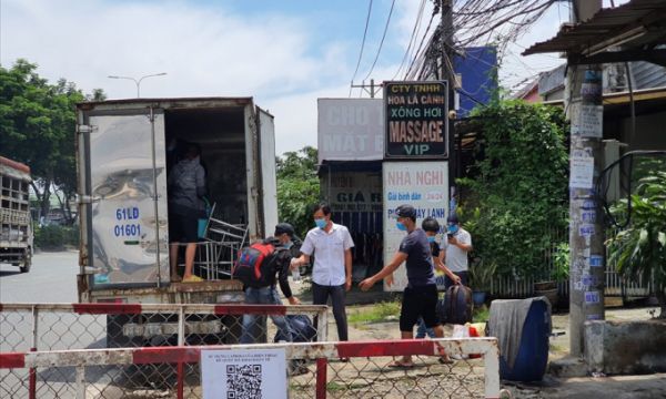 TPHCM phát hiện xe tải chở 6 người ngồi trong thùng xe