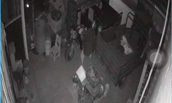 Trộm chui vào nhà bẻ khóa lấy xe ba gác chở hàng từ thiện ở Bình Chánh