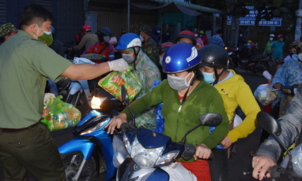 Công an tỉnh Tiền Giang: Trao gần 7.000 phần quà cho người dân từ TPHCM trở về quê