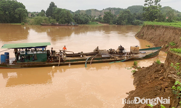 Lợi dụng dịch bệnh, khai thác cát trái phép trên sông Đồng Nai