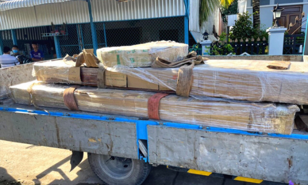 Bắt quả tang xe tải chở lâm sản trái pháp luật