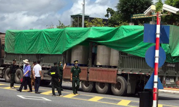 Ngăn chặn 2 xe container ngụy trang chất bột lạ chở sang Trung Quốc