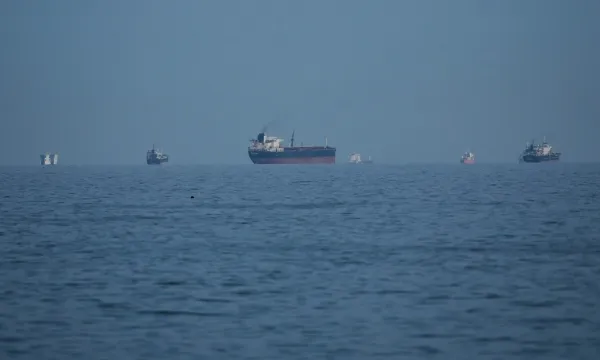 Tàu chở dầu đi qua eo biển Hormuz bằng tuyến đường mới