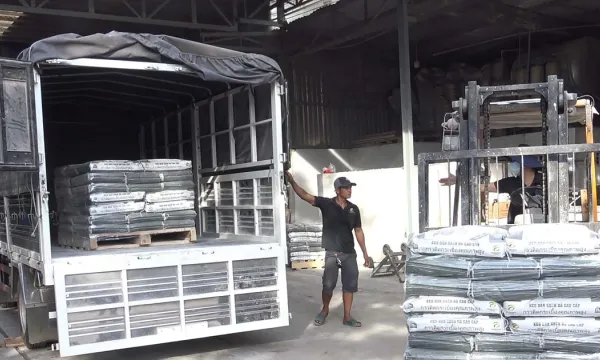 Đồng Nai liên tiếp phát hiện 46 tấn keo và hàng tấn chân gà nghi vi phạm