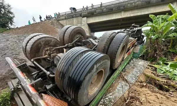 Xe tải ben chở cát mất lái tự lao làm hư hỏng lan can cầu