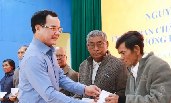 Trao hơn 100 suất quà cho hộ nghèo và người có uy tín tại xã Lạc Dương