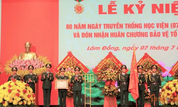 Học viện Lục quân đón nhận Huân chương Bảo vệ Tổ quốc hạng Nhất