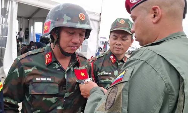 Đoàn cứu hộ Việt Nam được trao Huy chương 'Anh hùng Venezuela'