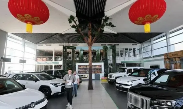 [VIDEO] Khủng hoảng xăng ở Nga: Người dân đổ xô mua xe điện Trung Quốc