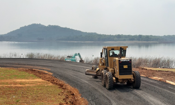 Đắk Lắk: Công ty Hoàng Nam ngang nhiên làm đường nhựa trong lòng hồ Ea Kao
