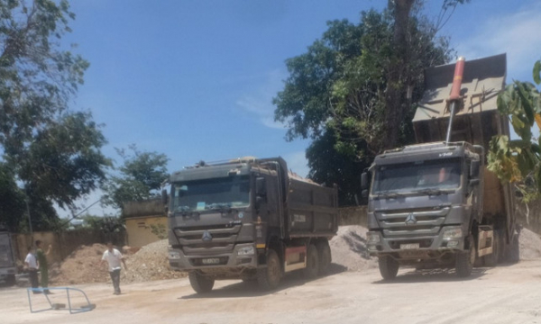 Bắt quả tang vụ khai thác cát trái phép giữa trung tâm thị trấn Phước Bửu