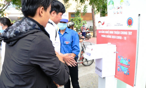 Ninh Thuận: Tặng máy rửa tay tự động cho các điểm thi